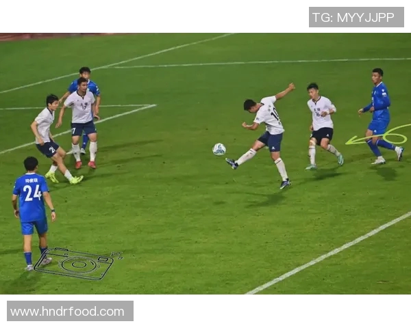 足球明星在场上激烈对话展现团队默契与战术智慧的精彩瞬间