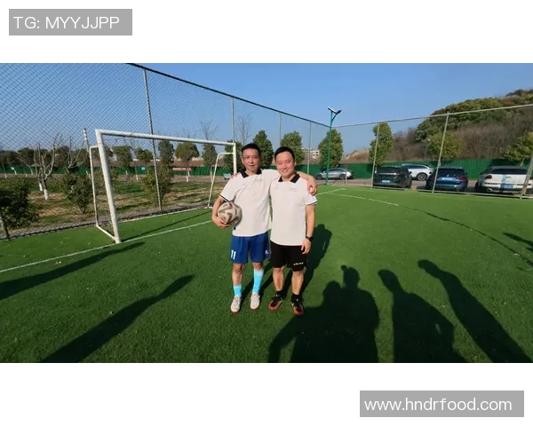 足球场上的兄弟情谊如何超越竞争成就永恒友谊