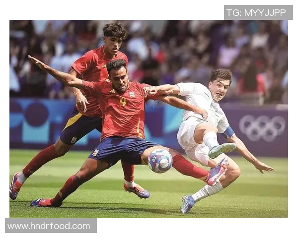 足球明星与儿童快乐互动的精彩瞬间展示