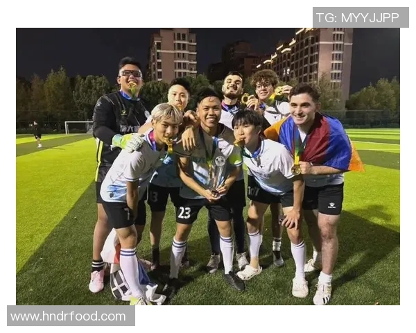 踢着名球员的足球明星如何在赛场上展现个人魅力与团队精神 踢着名球员的足球明星如何在赛场上展现个人魅力与团队精神