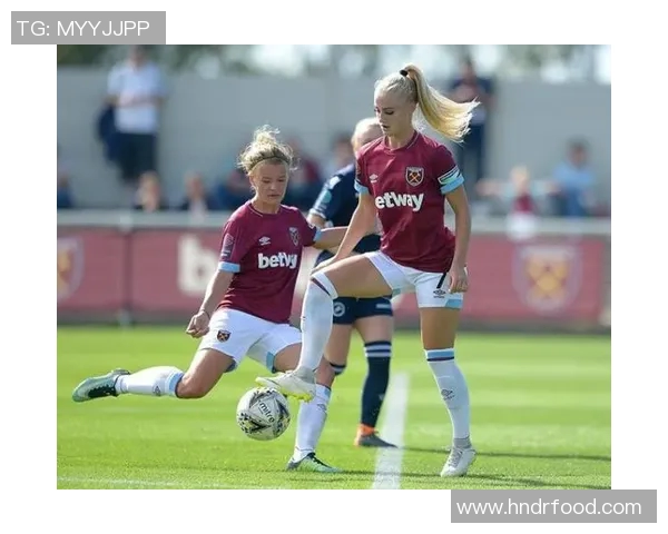 各大足球明星女球迷热爱足球的背后故事与她们的独特魅力分析 各大足球明星女球迷热爱足球的背后故事与她们的独特魅力分析