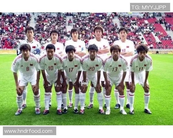 昔日足球明星珍贵照片回顾展现他们的青春岁月与奋斗历程